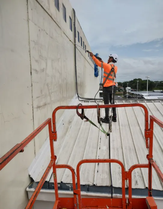 Reparación y pintura de fachada comercial - 5