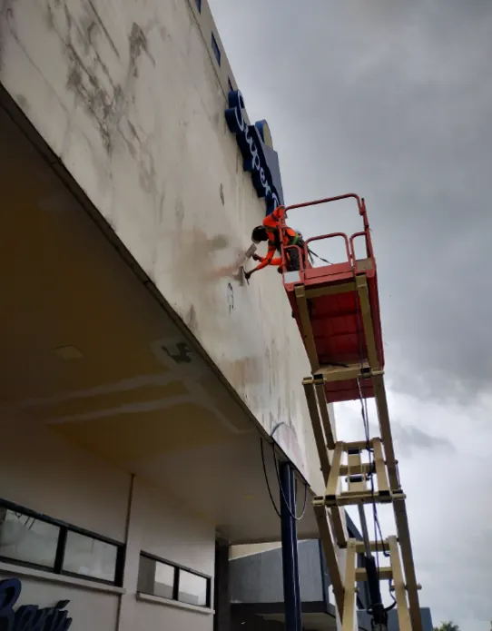 Reparación y pintura de fachada comercial - 6