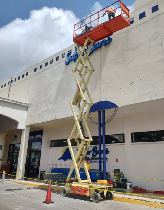 Reparación y pintura de fachada comercial - 3