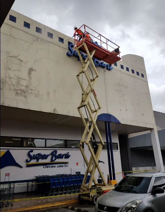 Reparación y pintura de fachada comercial